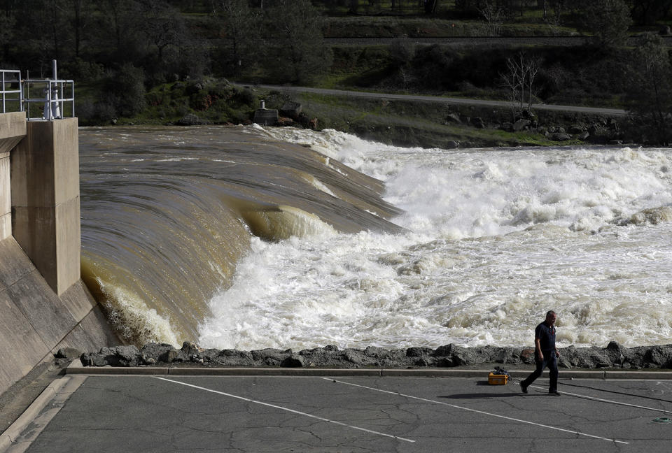 Damaged dam threatens Northern California towns