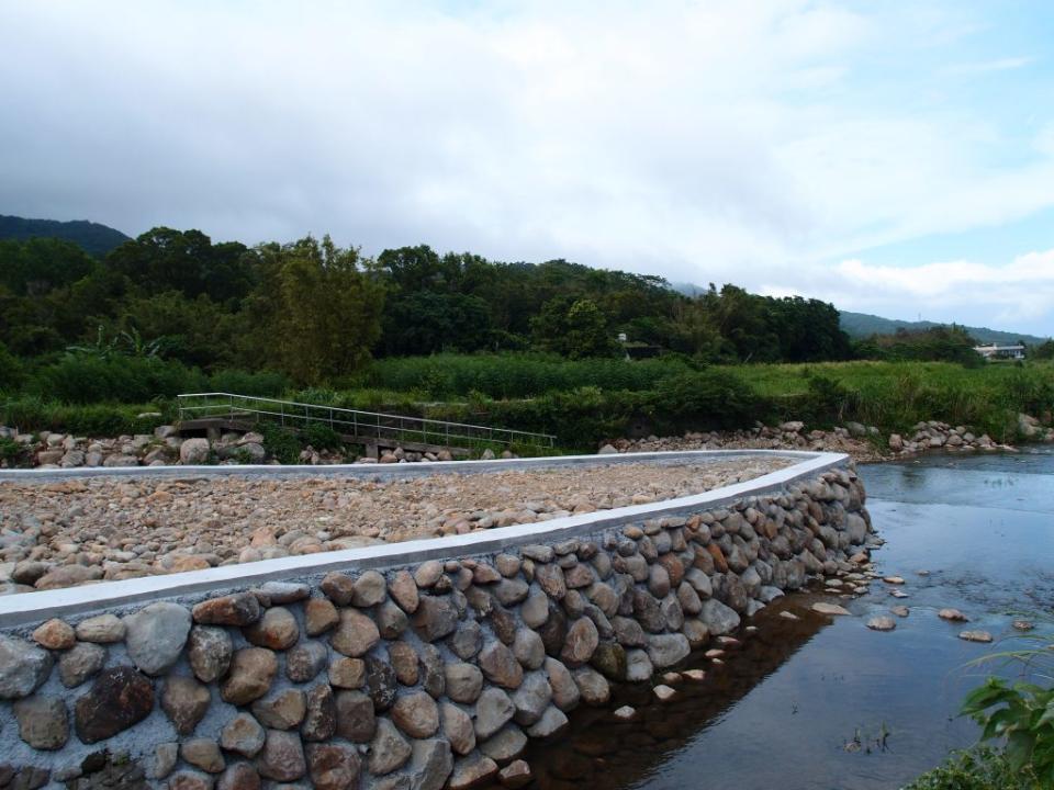 清水溪支流生態護岸改善完成。（金山區公所提供）