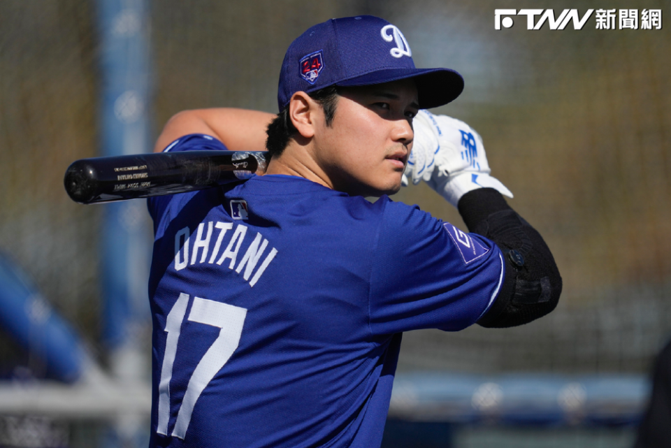 大谷翔平在今（17）日進行春訓中的第三次打擊訓練，26次的揮棒中轟出13支全壘打，讓總教練羅伯茲看了，露出了滿意微笑。（圖／美聯社）