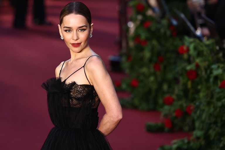 Emilia Clarke deslumbró con un diseño de Dior que, pese a su color, se escapó de los clásicos y se convirtió en uno de los más fascinantes de la noche