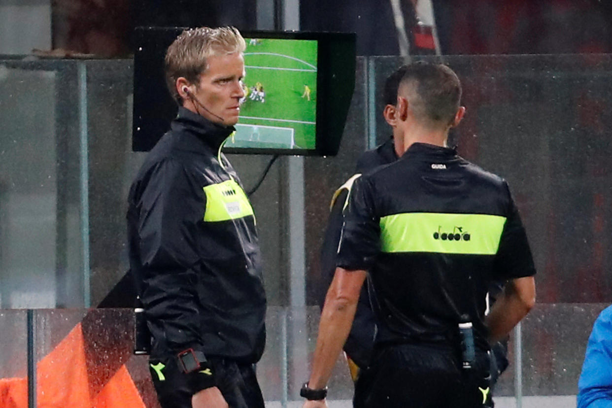 El árbitro consulta el VAR en un partido en Italia. Foto: REUTERS/Stefano Rellandini