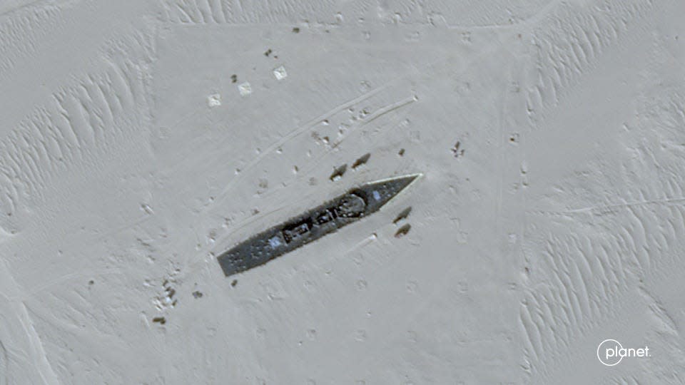 A satellite image of an apparent US Arleigh Burke class destroyer in the Taklamakan Desert, photographed January 1, 2024.