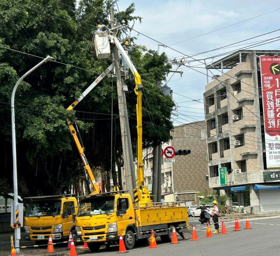 雷雨造成湖內停電，台電全力搶修。   圖：台電高雄區處提供