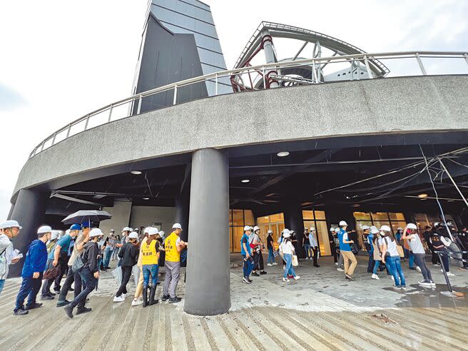 新竹市藝文高地工程狀況頻傳，市議會19日考察兒探館停工後現況。（王惠慧攝）