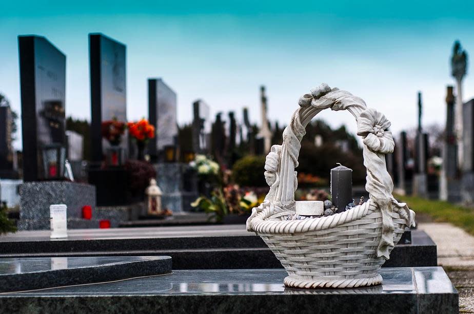 得知真相後女子在墓碑撒上鮮花。（示意圖／翻攝自pixabay）