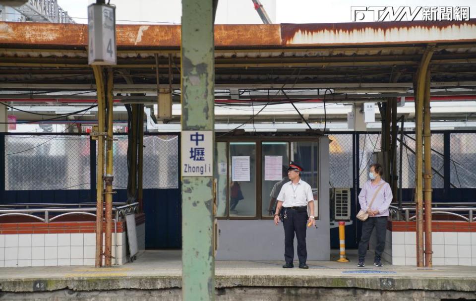 台鐵中壢車站即將功成身退，騰出空間供機場捷運及中壢地下車站依序施作。（圖／記者盧逸峰攝）