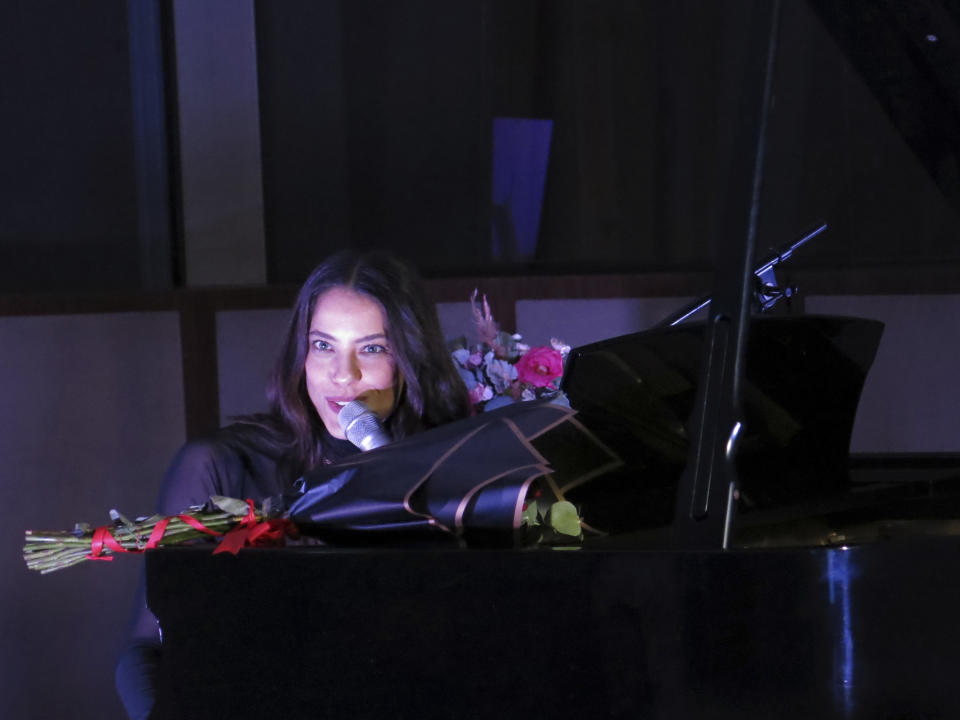 La cantautora costarricense Debi Nova durante una presentación en vivo en la Ciudad de México el jueves 15 de febrero de 2024. (Foto AP/Berenice Bautista)