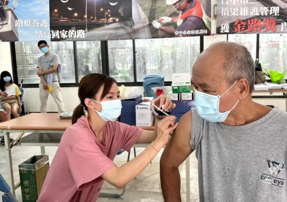 莫德納次世代疫苗昨日開打，台中市文心森林公園的外展站湧入想接種的長者，共接種２１人。（記者陳金龍翻攝）