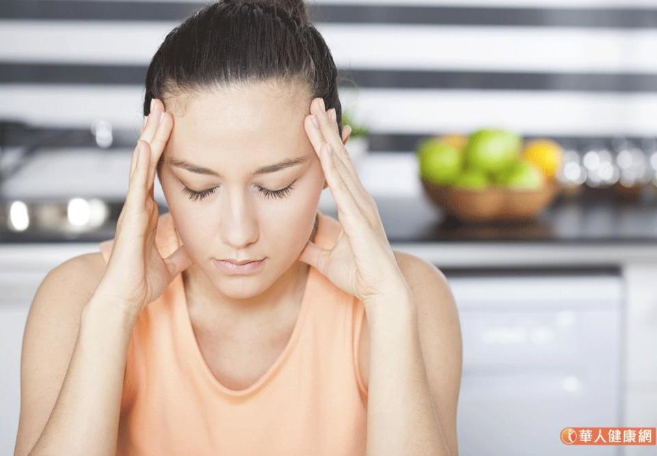 引發頭痛的原因包括：經絡不通、內臟有病、姿勢不良、壓力等。