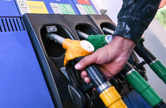 Les prix des carburants repartent &#xe0; la hausse et le gasoil est encore plus impact&#xe9; que le sans-plomb. De quoi acc&#xe9;l&#xe9;rer le d&#xe9;clin des ventes de voitures diesel en France? (Photo: PASCAL GUYOT via AFP)