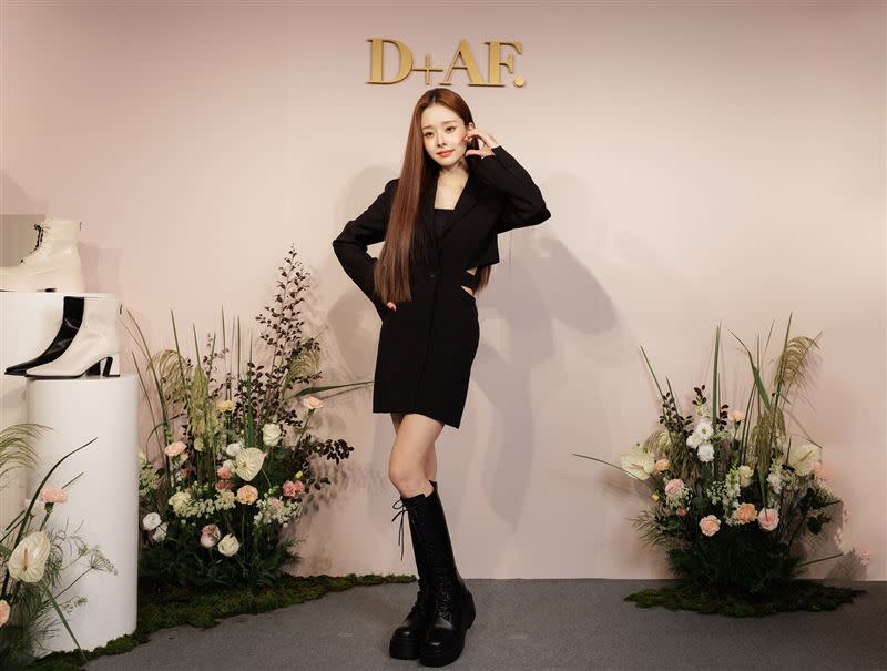 D+AF品牌大使宋智雅完美演繹甜酷穿搭。（圖／品牌提供）