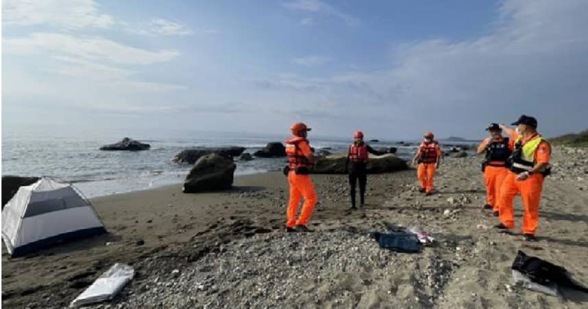 台東1名釣客在加母子灣潮間帶發現1具女屍，目前已聯繫家屬，後續將相驗釐清死因。（圖／翻攝畫面）
