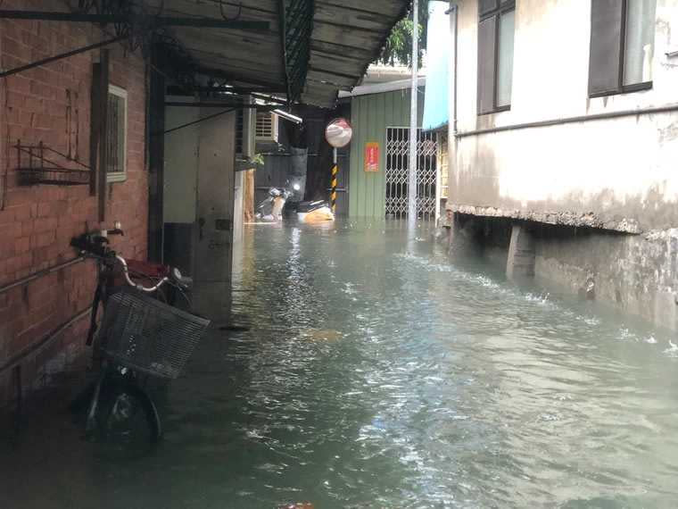 內湖區東湖路58巷積大淹水。（圖／台北市政府水利處提供）