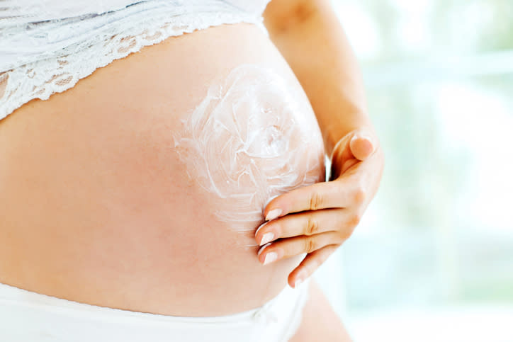 Es fundamental cuidar la piel durante el embarazo, para que no queden marcas en el futuro. – Foto: skynesher/Getty Images