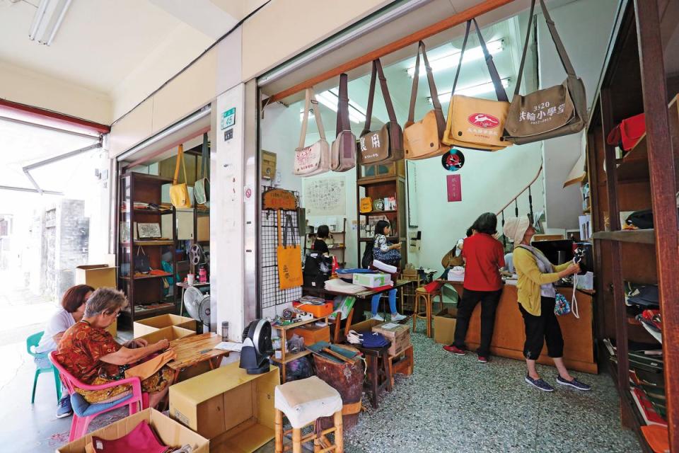 合成當年是嘉南地區最大的書包供應商，目前店門口也懸掛許多傳統書包。