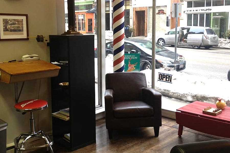 <b>photo: jont t./<a href="https://www.yelp.com/biz_photos/milwaukee-st-barber-shop-milwaukee?utm_campaign=eef1cdbc-c24a-41cf-8018-d57170d9ce0c%2Ce11b46a8-5c89-413c-8e8e-83abf8532712&utm_medium=81024472-a80c-4266-a0e5-a3bf8775daa7" rel="nofollow noopener" target="_blank" data-ylk="slk:yelp;elm:context_link;itc:0;sec:content-canvas" class="link ">yelp</a></b>