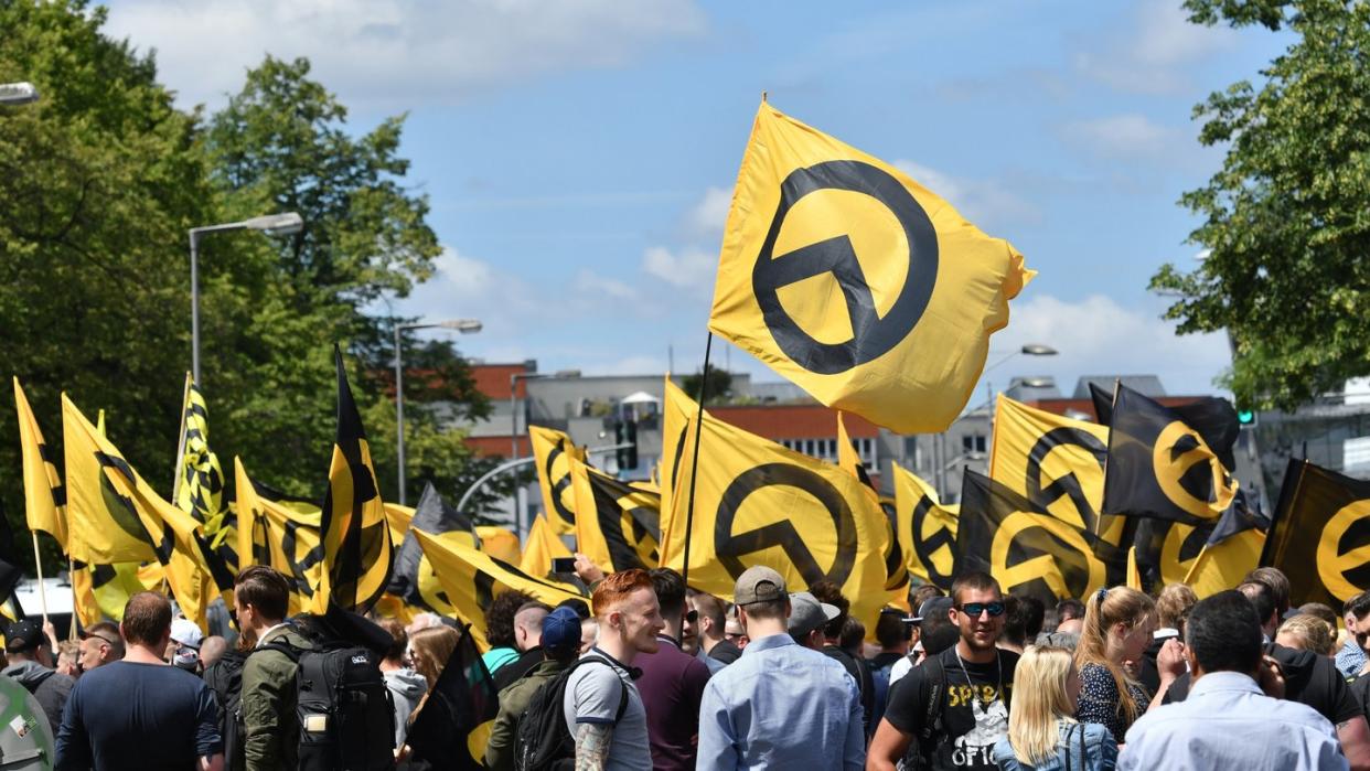 Anhänger der «Identitären Bewegung» demonstrieren in Berlin (Archiv). Twitter hat Konten der rechtsextremen Gruppierung gesperrt.