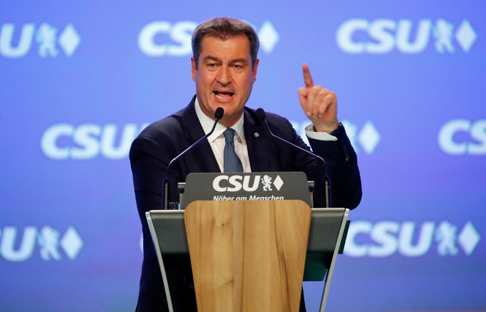 Markus Söder mit erhobenem Finger beim CSU-Parteitag kurz vor der Bundestagswahl. 