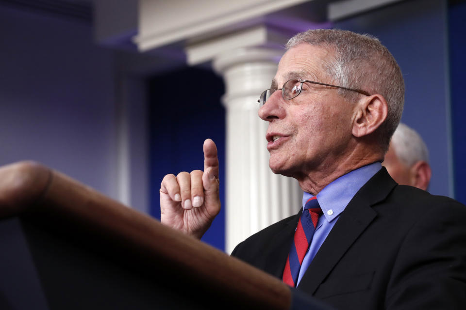 Dr. Anthony Fauci, Direktor des Nationalen Instituts für Infektionskrankheiten, prognostiziert hohe Infektionszahlen (Bild: Alex Brandon/AP/dpa)