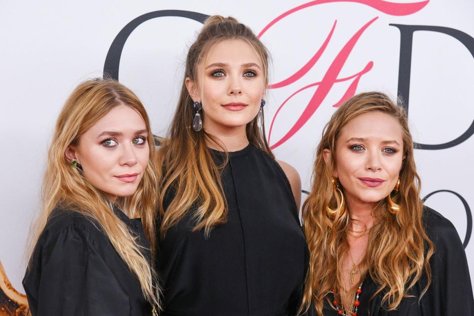 Elizabeth, Mary-Kate y Ashley Olsen:  
Las gemelas Mary-Kate y Ashley Olsen, quienes se hicieron famosas siendo muy chicas en la serie Full House, tienen una hermana menor que también ha triunfado en Hollywood. Elizabeth Olsen se hizo popular por su papel protagónico en Martha Marcy May Marlene y más recientemente como Scarlet Witch/Wanda Maximoff en las películas de Marvel.