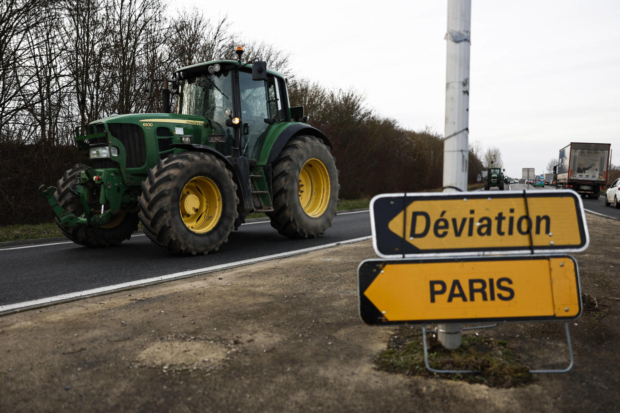 Les agriculteurs poursuivent leurs manifestations ce 30 janvier 2024 (photo prise le 29 janvier 2024 vers Chambly).