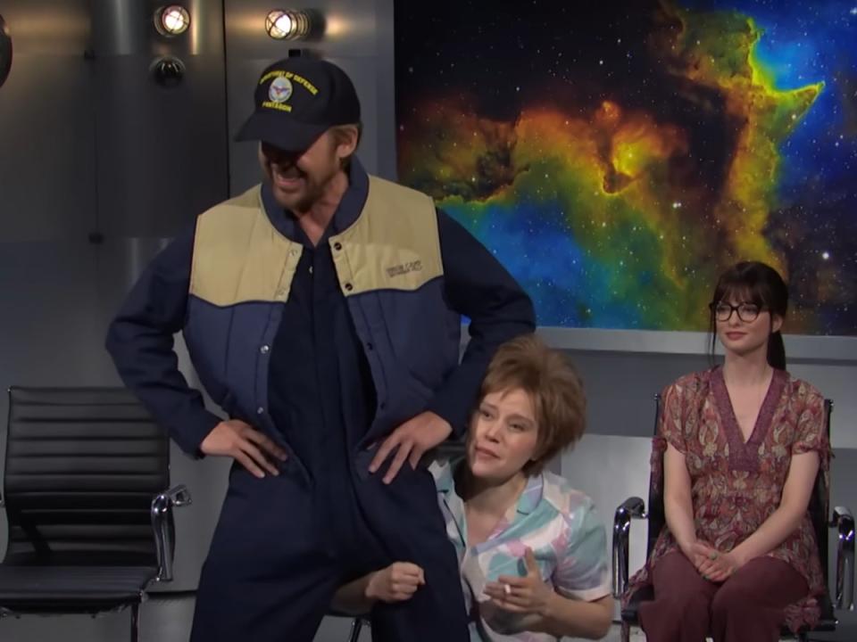 Ryan Gosling kept cracking up during latest SNL alien skit with Kate