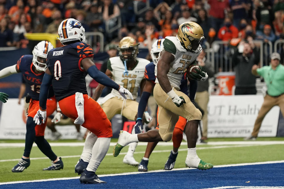 UAB running back DeWayne McBride (22) runs for a touchdown against UTSA during the second half of an NCAA college football game, Saturday, Nov. 20, 2021, in San Antonio. (AP Photo/Eric Gay)