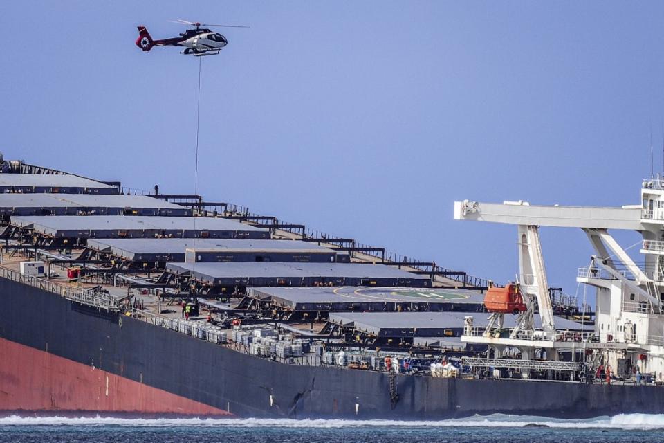 Das Schiff ist auf Boden gelaufen und verliert noch immer Öl. (Bild: Daren Mauree / L'Express Maurice / AFP)