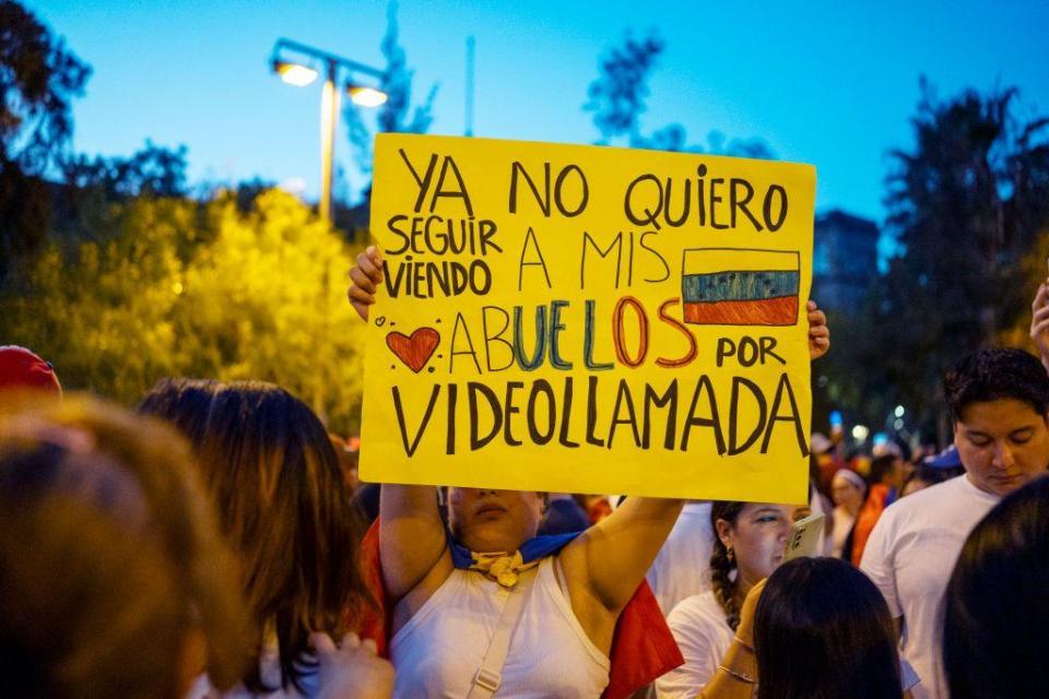 Un cartel de una manifestante venezolana.