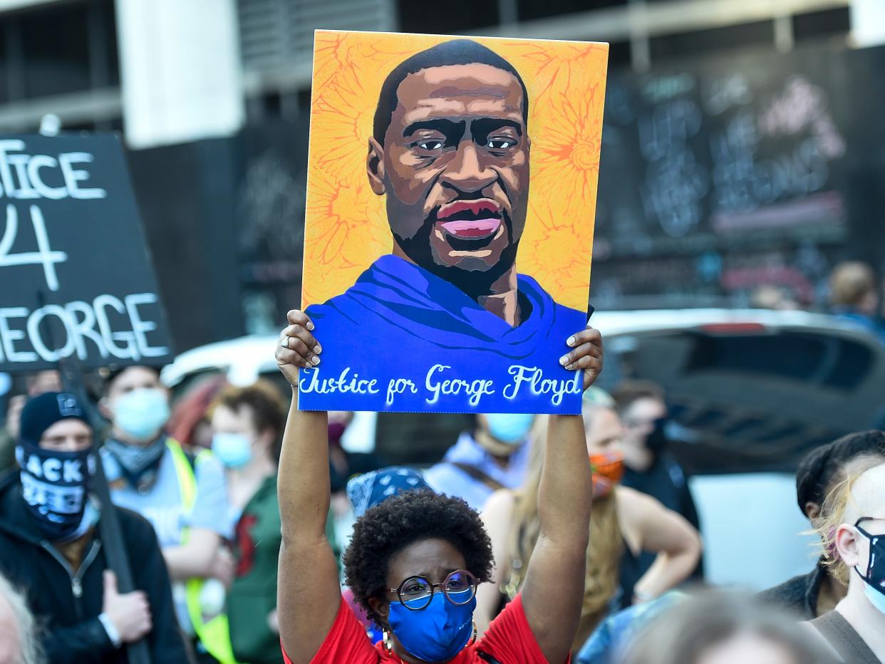 Los manifestantes marchan por el centro de Minneapolis en el primer día de declaraciones de apertura para el juicio por asesinato del ex oficial de policía de Minneapolis Derek Chauvin, quien fue acusado de la muerte de George Floyd, en Minneapolis, Minnesota, EE. UU., 29 de marzo de 2021 (EPA)