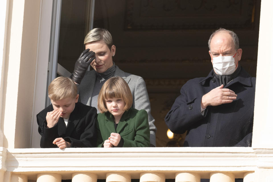 Le prince Albert, accompagné de Charlène, Jacques et Gabriella de Monaco, réunis pour le traditionnel salue