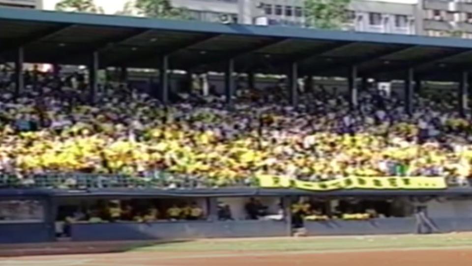 1994年，球迷曾因不滿判決爆發「蛋洗」事件。（圖／翻攝CPBL）