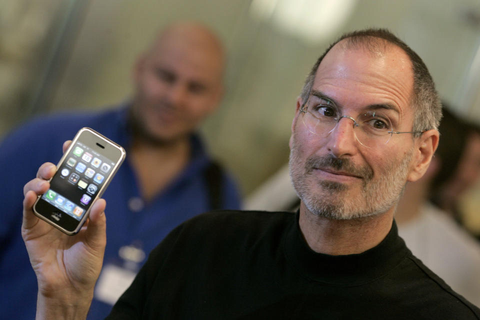 Apple-Gründer Steve Jobs mit seinem größten Hit: dem iPhone (Foto: REUTERS/Alessia Pierdomenico)