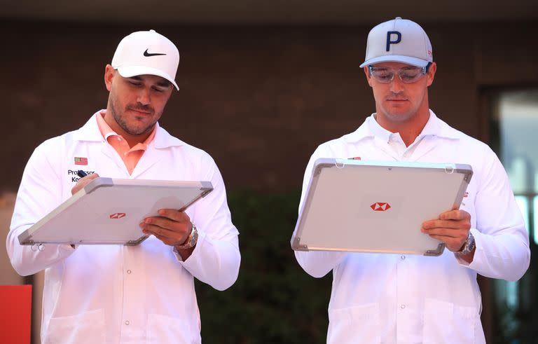 Solo un momento de paz entre Brooks Koepka y Bryson DeChambeau, durante el lanzamiento del Abu Dhabi HSBC Championship, el 14 de enero de 2020; la relación entre ellos ya estaba deteriorada por la polémica del juego lento