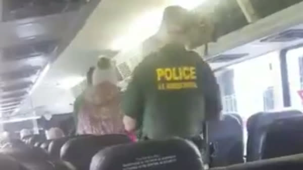 Un agente de la patrulla Fronteriza inspecciona a una mujer dentro de un autobús de Greyhound en Florida. La mujer resultó una turista de Jamaica que residía en el país con una visa exprirada. Fue detenida y podría ser sometida a deportación. (Huffington Post / Twitter/FLImmigrant)