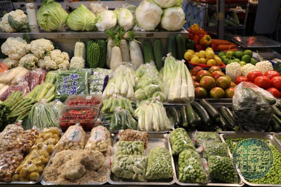 東東蔬菜店的攤頭上，各色蔬菜排列整齊，而且都經過處理，幫客人省去大量時間精力。
