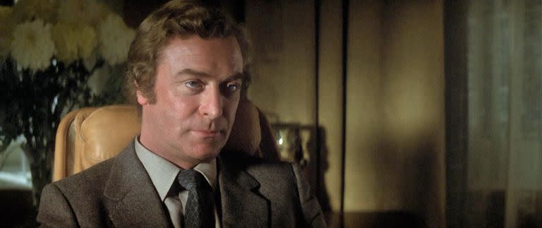 Michael Caine interpreta al psiquiatra Robert Elliott en Vestida para matar