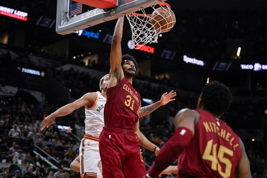 Cleveland Cavaliers’ Jarrett Allen (31) dunks during the first half of an NBA basketball game against the San Antonio Spurs, Saturday, Feb. 3, 2024, in San Antonio. (AP Photo/Darren Abate)