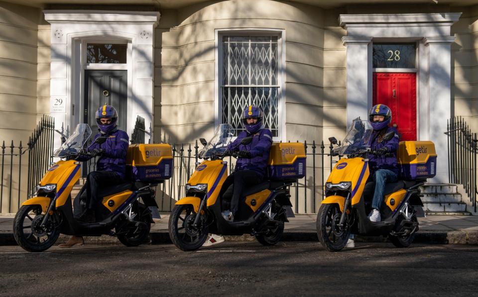 Getir-Roller fahren auf den Straßen von London