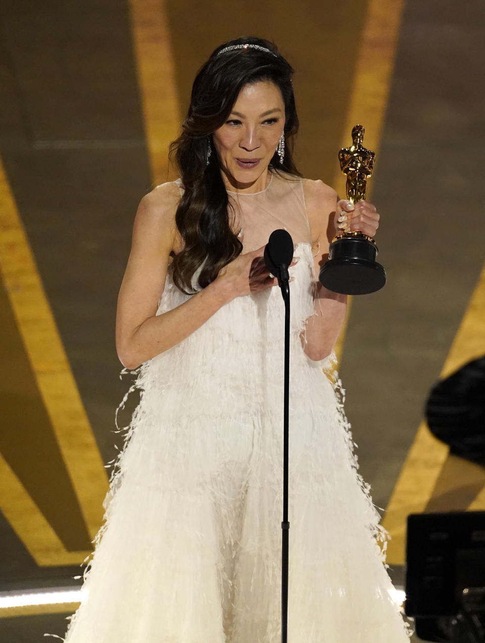 Michelle Yeoh recibe el Oscar de mejor actriz por "Everything Everywhere All at Once" ("Todo en todas partes al mismo tiempo"), el domingo 12 de marzo de 2023, en el Teatro Dolby de Los Ángeles. (AP Photo/Chris Pizzello)