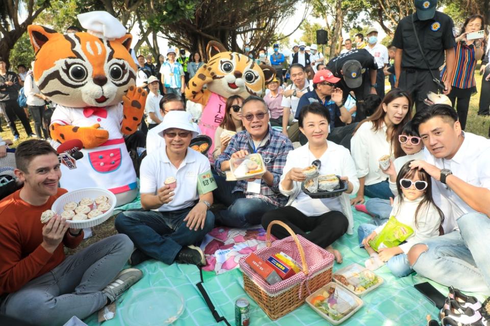 《圖說》「台中市民野餐日」，市長盧秀燕在中央公園開心野餐。