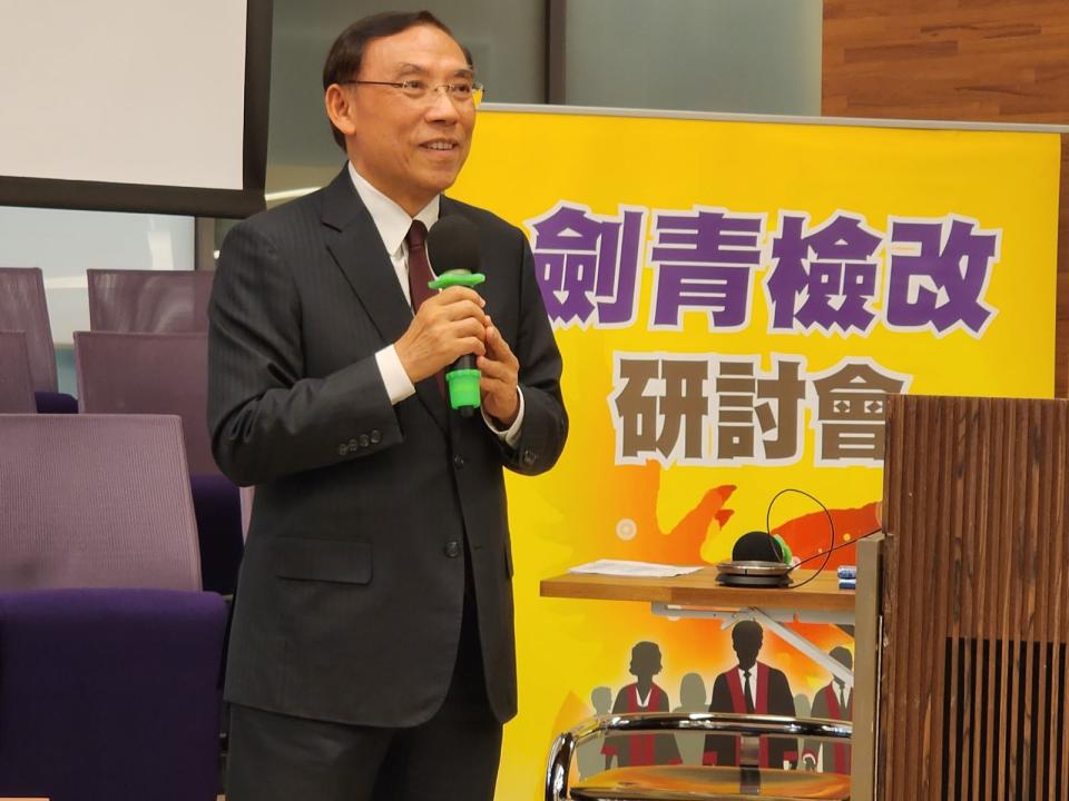 法務部長蔡清祥親自出席聆聽研討會。