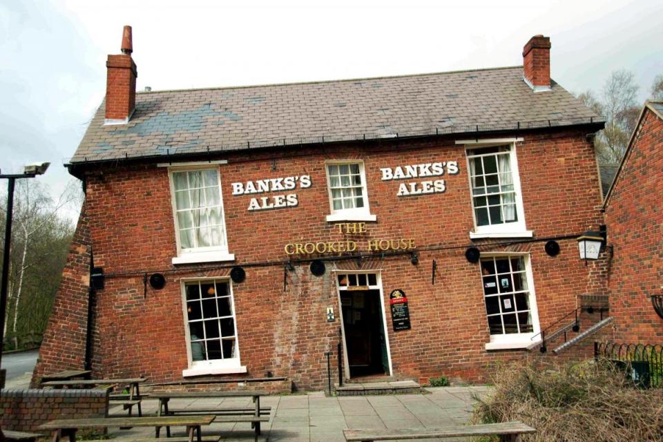 Der Crooked House Pub in Himley, Staffordshire, ist eine der besten Gaststättenattraktionen des Landes.  Bild - SWNS