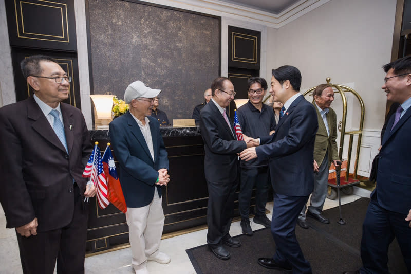 副總統賴清德（前右2）出訪友邦，於美東時間12日晚間過境美國紐約並抵達下榻飯店，受到僑胞熱烈歡迎。圖右為總統府祕書長林佳龍。 （圖／總統府提供）