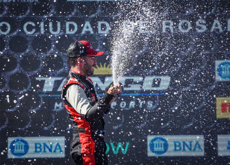 La celebración de Julián Santero en el podio de Rosario: con su victoria, Toyota festejó el primer éxito en la categoría en el calendario 2023