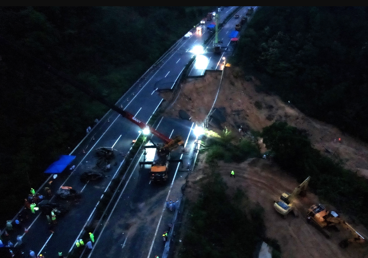 Der Meron Expressway stürzte im Dunkeln ein und blockierte die Straße, um sechs Menschen zu retten