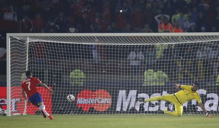 Chile's Alexis Sanchez (L) scores the winning goal past Argentina's goalie Sergio Romero in the penalty shootout during their Copa America 2015 final soccer match at the National Stadium in Santiago, Chile, July 4, 2015. REUTERS/Ivan Alvarado