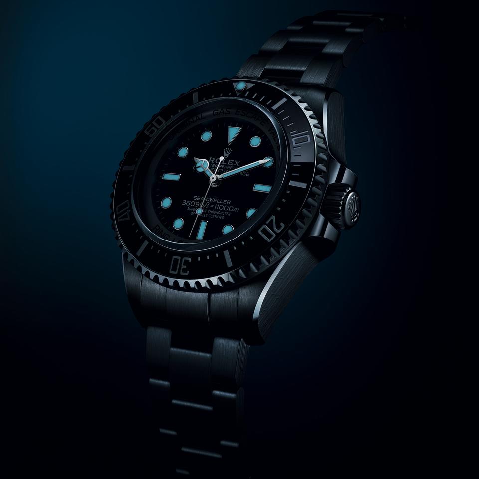 the chromalight display ofthe oyster perpetual deepseachallenge, visible once the watchis plunged into darkness