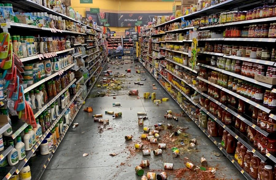 美國南加州(Southern California)5日發生規模6.9強震。圖為她震後絲蘭谷一家沃爾瑪商店內貨品掉落一地。 (圖:加州州議員Chad Mayes推特)