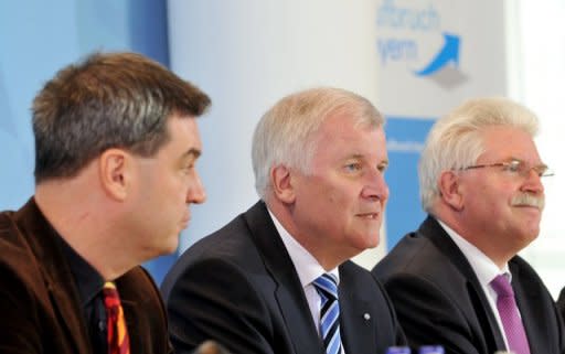 Bayern und Hessen haben ihre gemeinsame Klage gegen den Länderfinanzausgleich beim Bundesverfassungsgericht in Karlsruhe eingereicht. Bayerns Ministerpräsident Horst Seehofer und sein Finanzminister Markus Söder (beide CSU) forderten ein Transfersystem, das "eigene Anstrengungen belohnt und Nichtstun und Empfängermentalität bestraft". Das Foto zeigt Seehofer (M.) und Söder (l.) sowie Wirtschaftsminister Martin Zeil (FDP, r.) bei einer Pressekonferenz zum Länderfinanzausgleich in München